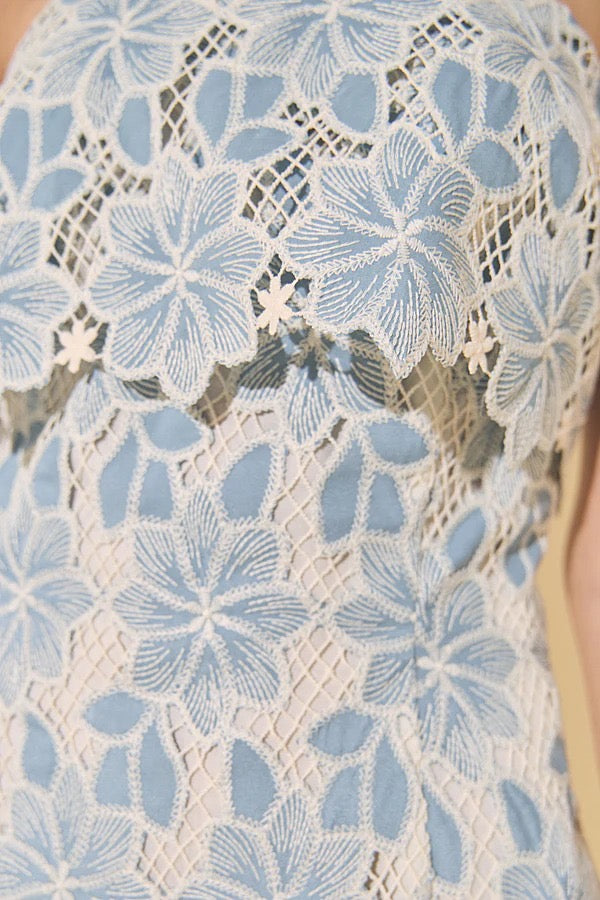 Vestido beige con flor azul