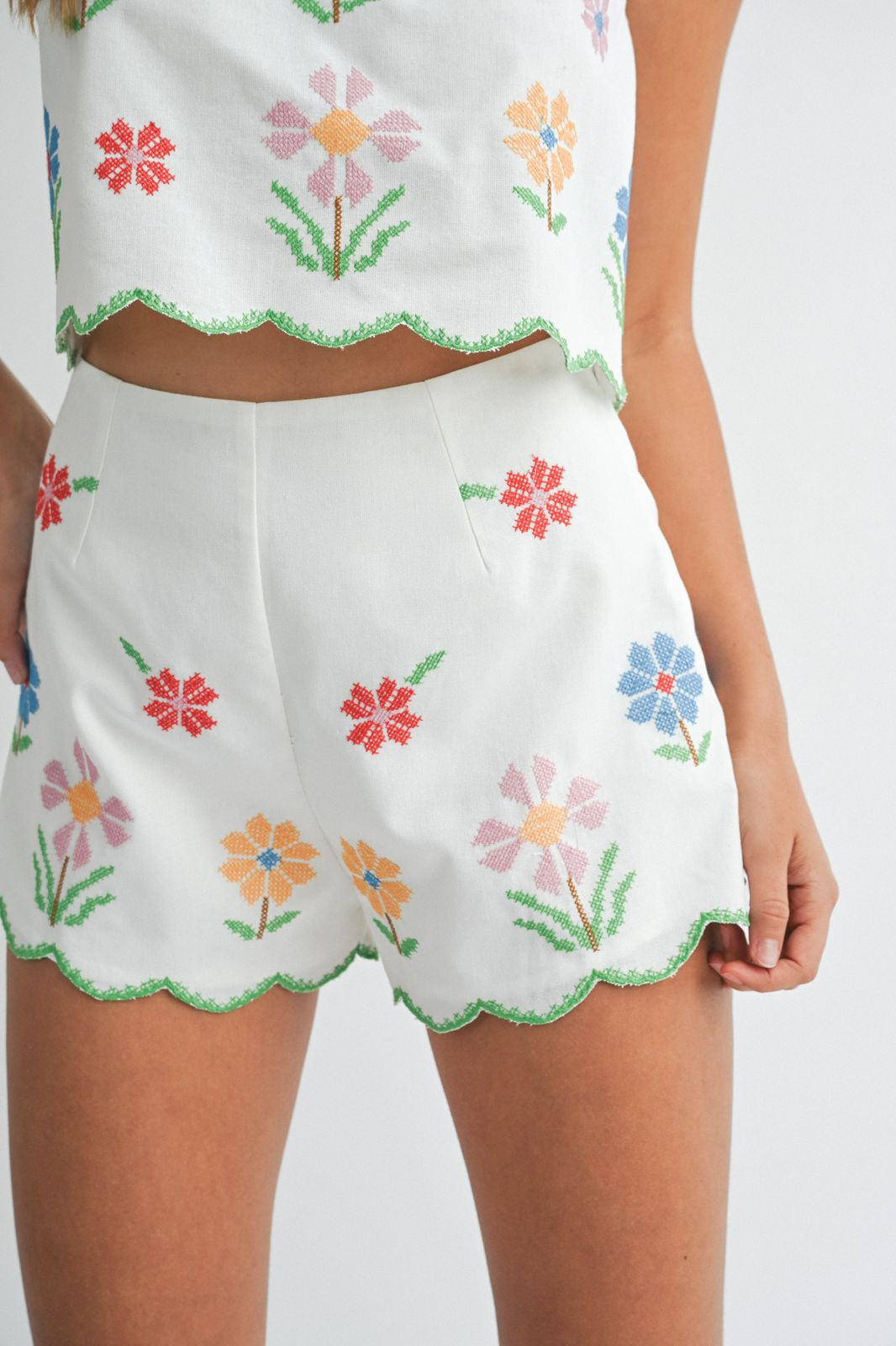 Set short bordado con flores