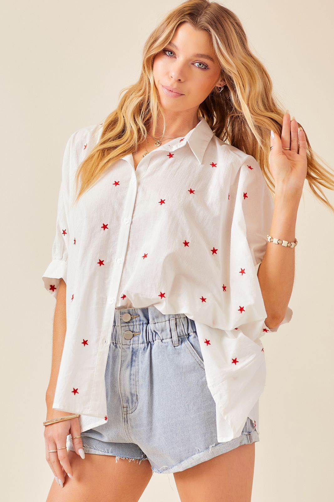 Camisa blanca con estrellas