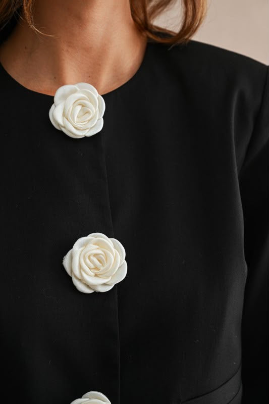 Blazer negro con flor