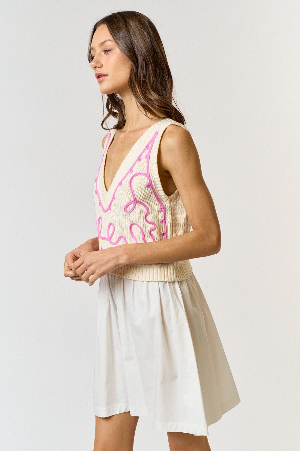 Vestido chaleco beige con rosa