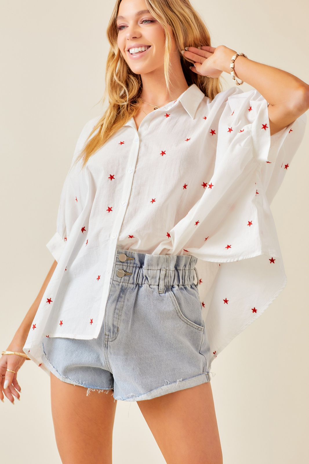 Camisa blanca con estrellas