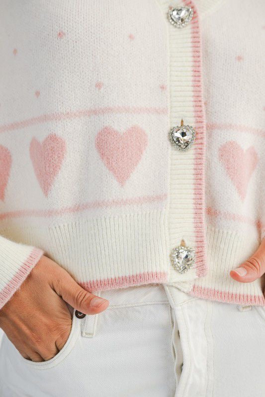 Suéter blanco con corazones rosas