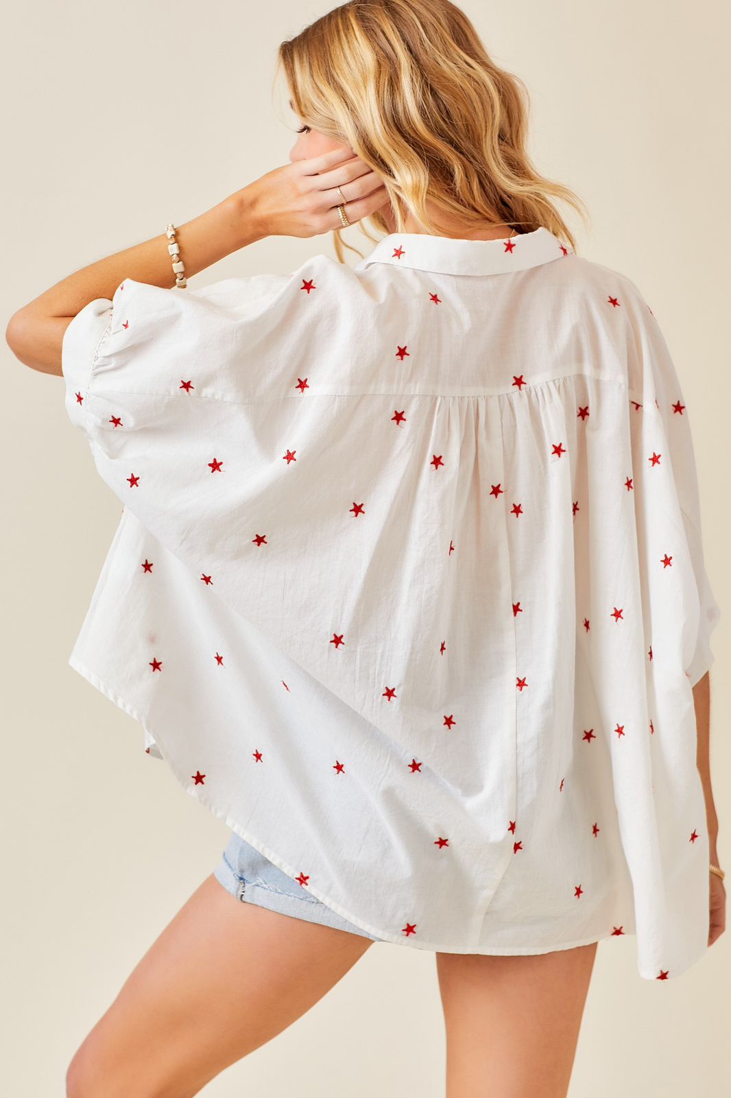 Camisa blanca con estrellas