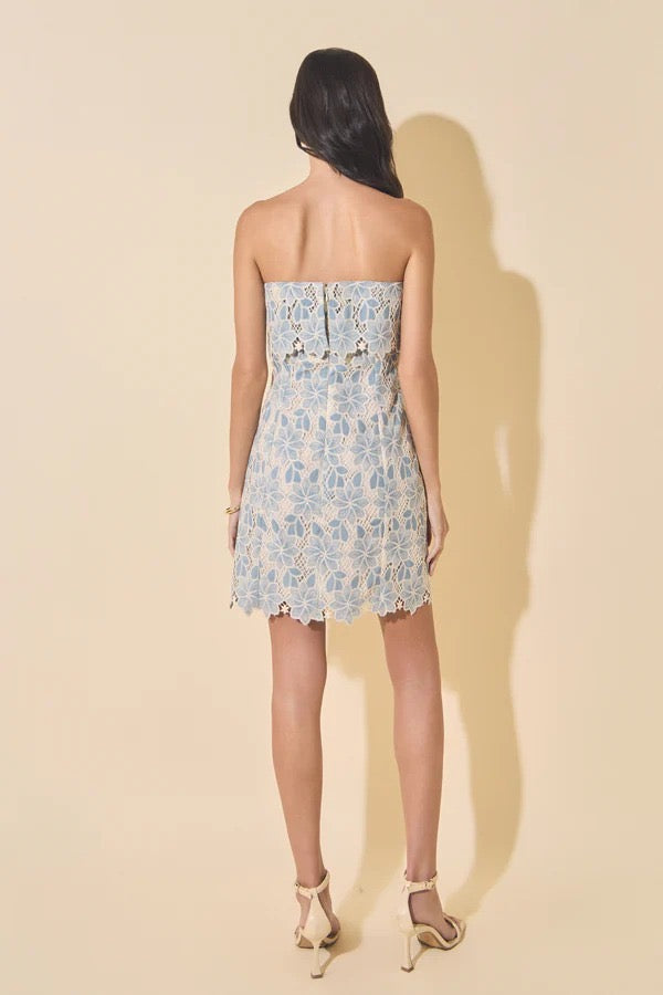 Vestido beige con flor azul