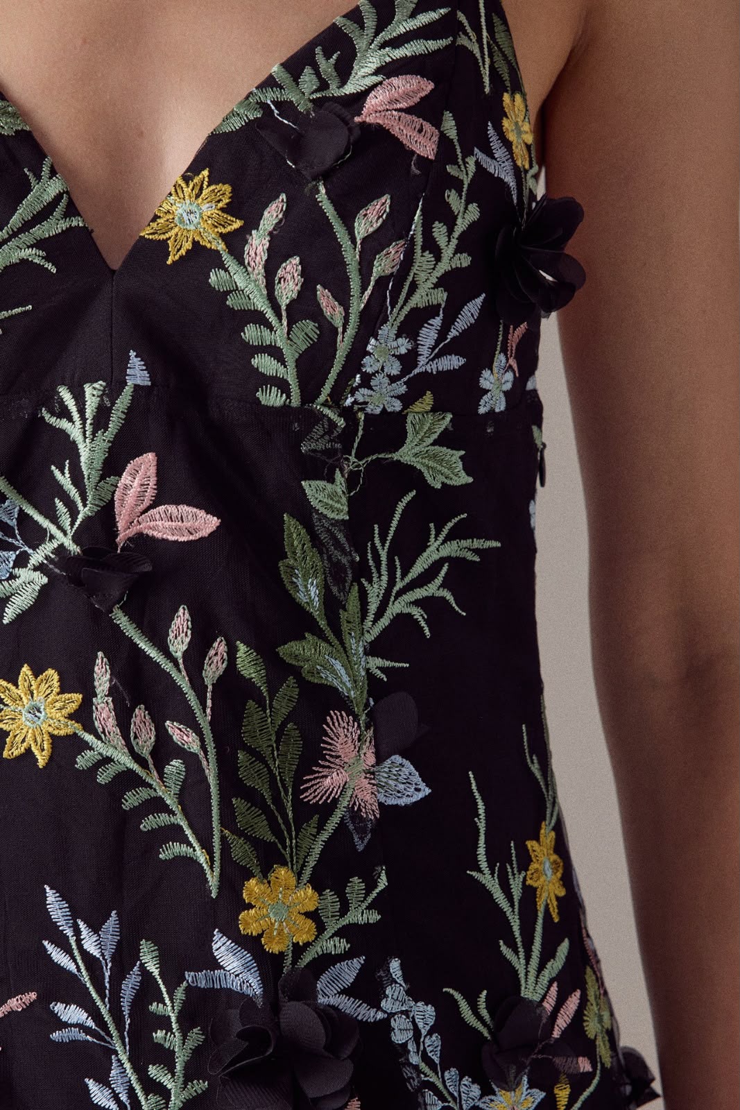 Vestido midi negro flores de colores
