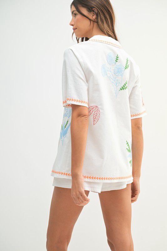 Set short y camisa blanca